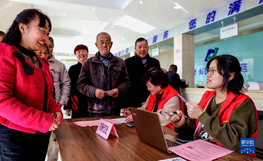 浙江省長興縣呂山鄉金村村級代辦員為村民登記所需辦理事務，由代辦員統一去縣里為村民代辦（2019年11月20日攝）。呂山鄉金村在村便民服務中心專門設立代辦窗口，為村民提供代辦、代繳費服務。